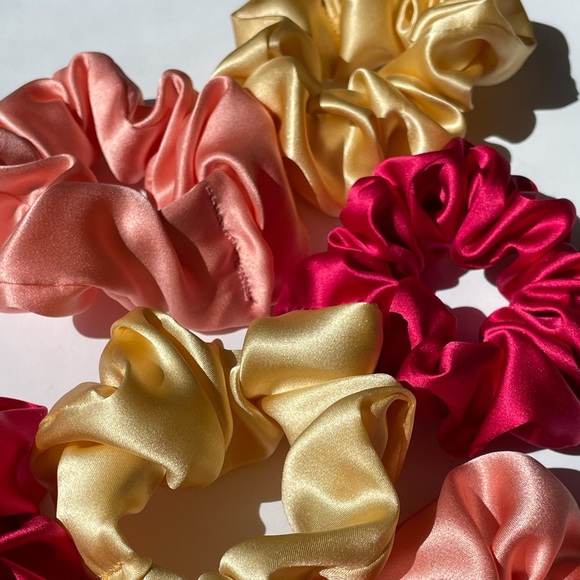 100% Gold Champagne Silk Scrunchie - Picture 3 of 4